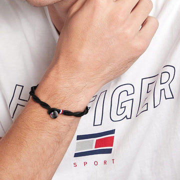 Ανδρικό βραχιόλι Tommy Hilfiger υφασμάτινο σε μαύρο χρώμα με διαγώνια πλέξη.